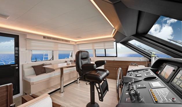Superyacht V80 - Wheelhouse