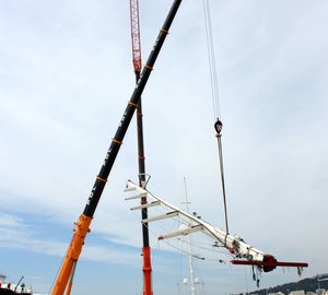 Unstepping of 56m Perini Navi Yacht ASAHI's mast at STP