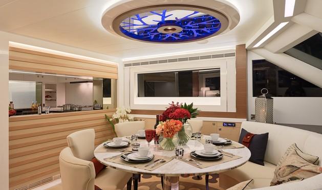 V72 Yacht - Dining