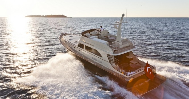 Luxury yacht 77 Flybridge by Vicem - Photo by Alberto Cocchi