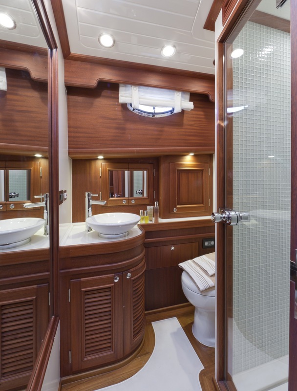 V77 Flybridge Yacht - Bathroom - Photo by Alberto Cocchi
