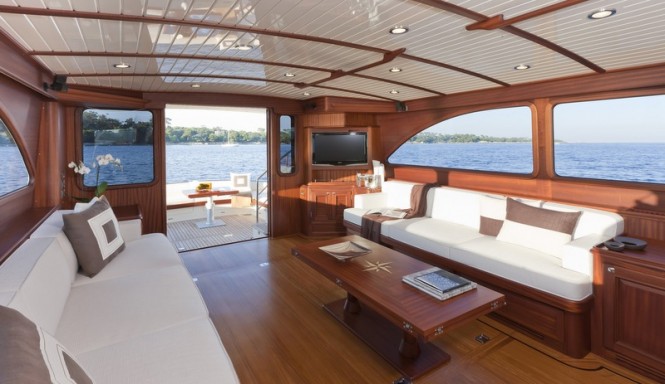 V77 Flybridge Yacht - Saloon