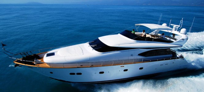 Venere 70S yacht at full speed