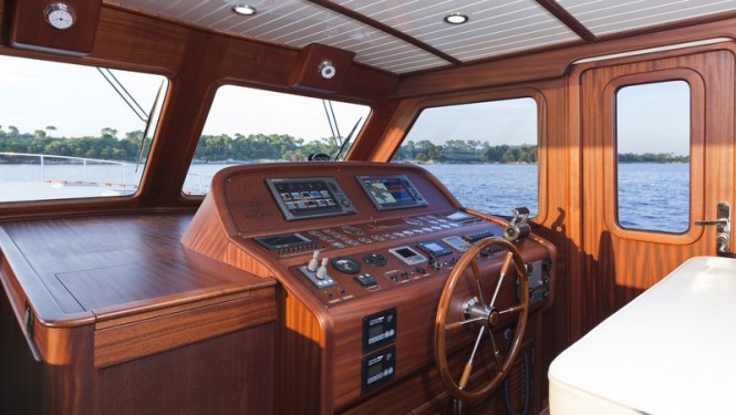 Vicem 77 Flybridge Yacht - Wheelhouse