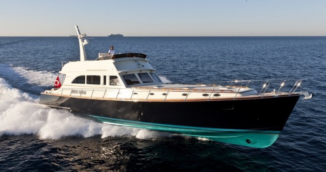 Vicem 77 Flybridge Yacht at full speed - Photo by Alberto Cocchi