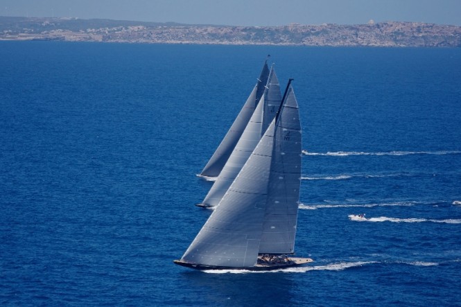 Hoek-designed Superyachts at full speed