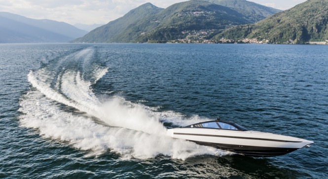 Revolver 44GT at full speed - side view Revolver 44GT at full speed - side view