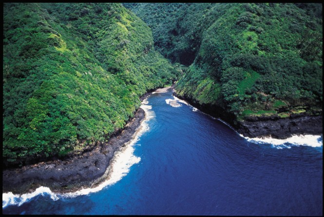 Tahiti Te Pari – Image credit to Asia Pacific Superyachts Tahiti and Thierry Zysman