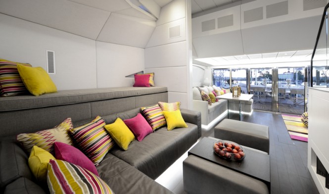 1 Life Yacht - Saloon