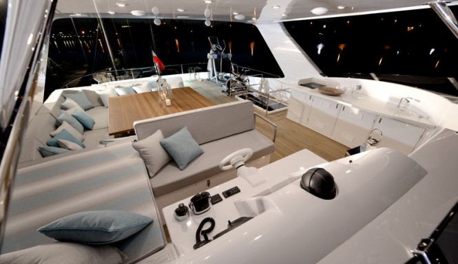 Luxury yacht 1 Life - Flybridge