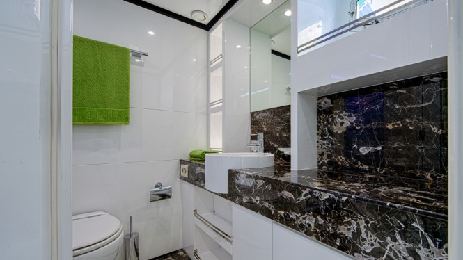 Luxury yacht Majesty 70 - Owners En Suite Luxury yacht Majesty 70 - Owners En Suite