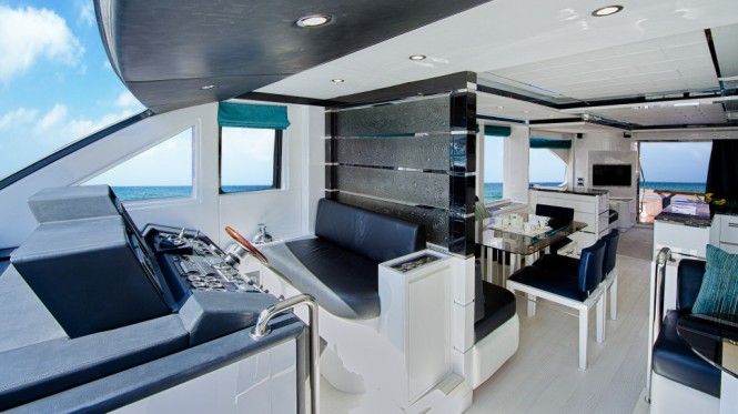 Majesty 70 Yacht - Main Deck Helm Majesty 70 Yacht - Main Deck Helm