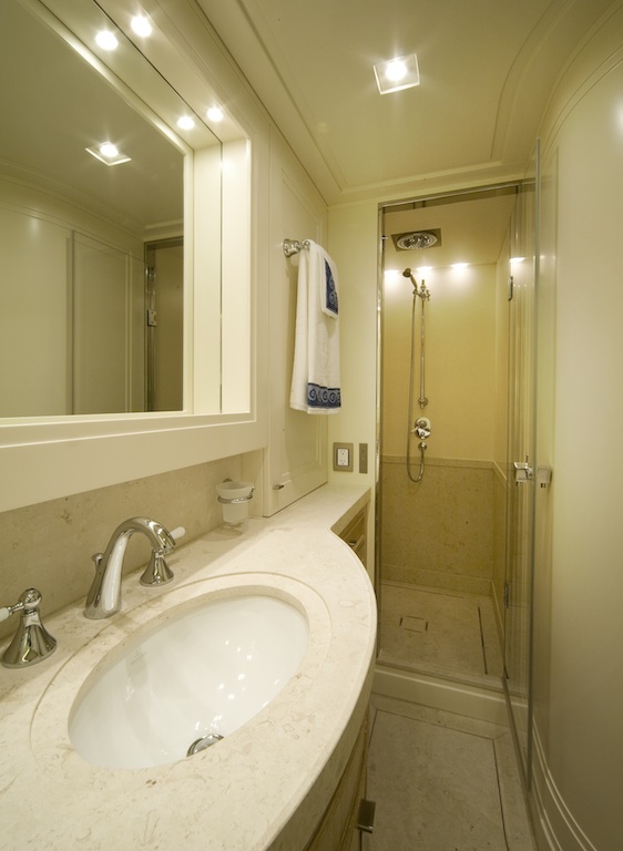 Sanlorenzo SD92 yacht ONE MY WAY - bathroom