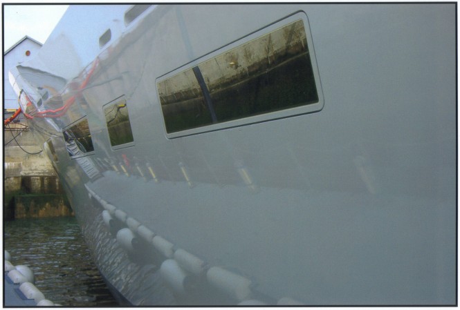 Flushline hull window with electric opening