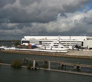 Photos: Arrival of 85m sailing yacht Hull Y711/Hull 3069 (Project 85) masts in Europe