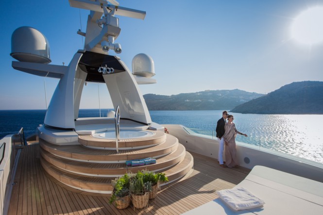 CRN Motor Yacht SARAMOUR - Jacuzzi