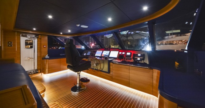 Majesty 135 superyacht - Raised Wheelhouse