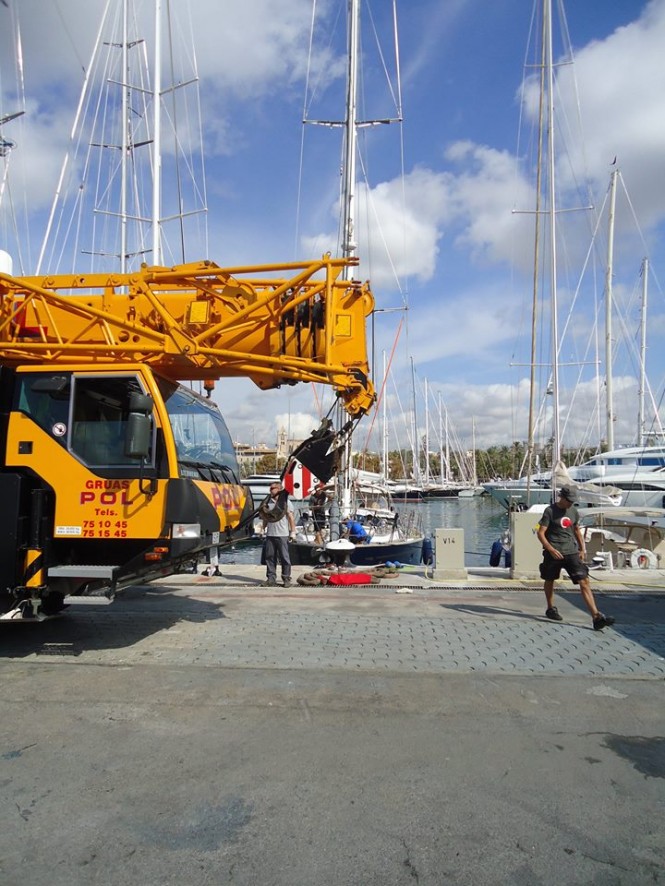 RSB riggers preparing for the unstepping of the Oyster 82 Yacht Starry Night rig