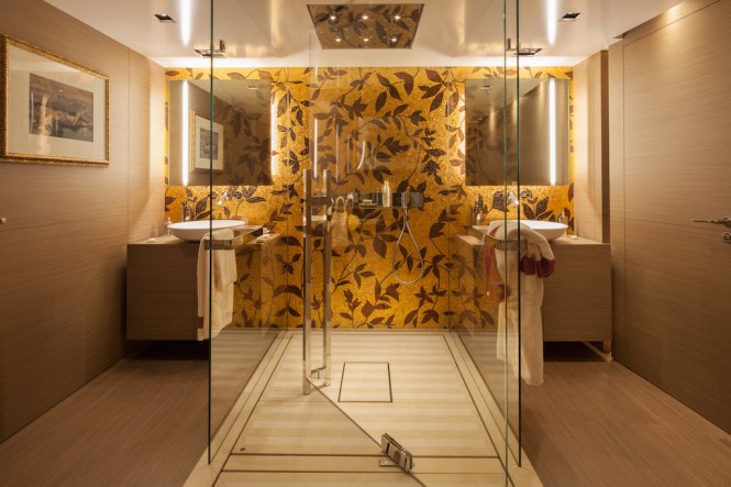 SARAMOUR Yacht - Upper Deck owners bathroom