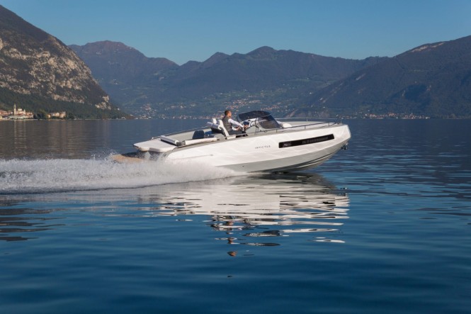 Invictus 280GT luxury yacht tender at full speed