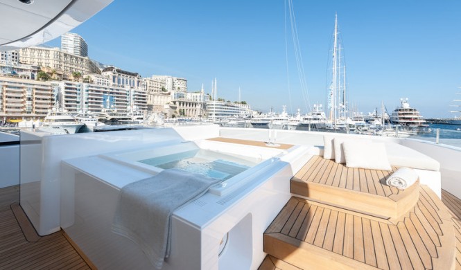 Luxury yacht ENTOURAGE - Sundeck