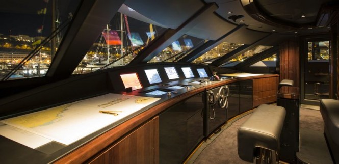 Motor yacht Illusion V - Wheelhouse