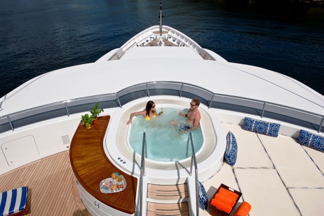 Relaxing aboard superyacht Blue Moon - Sundeck Spa Pool