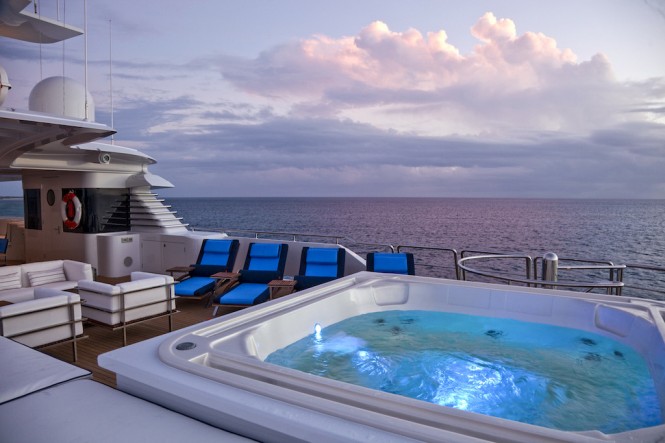 VICTORIA DEL MAR yacht - Sun Deck Jacuzzi - Photo Jim Raycroft VICTORIA DEL MAR yacht - Sun Deck Jacuzzi - Photo Jim Raycroft