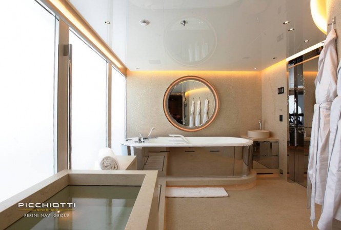 Grace E Yacht - Bathroom - Photo by Giuliano Sargentini