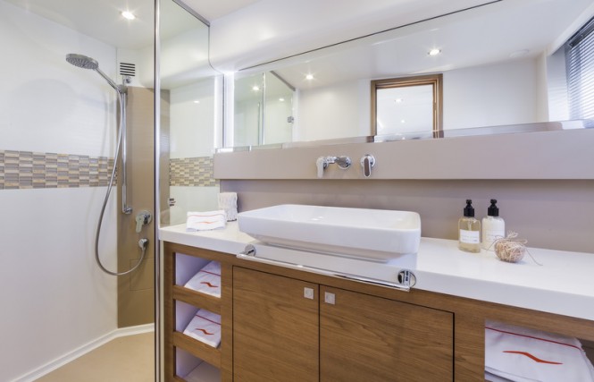 Numarine 70 Flybridge Yacht - Bathroom
