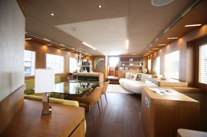 YOLO Yacht - Interior