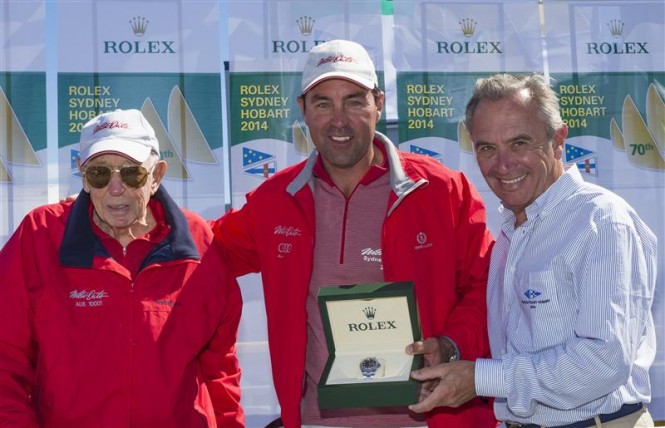 Bob Oatley, Owner of WILD OATS XI, and Skipper Mark Richards receive the Rolex Yacht-Master timepiece for Line Honours from Jean-Nöel Bioul, Rolex SA - Photo by Rolex Carlo Borlenghi