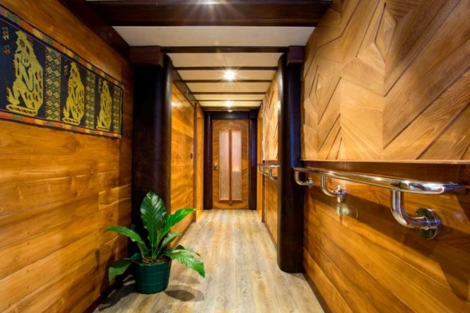 Superyacht Lamima - Passageway