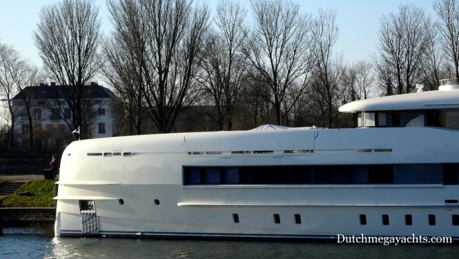 Heesen Sibelle Yacht with mast added - bow
