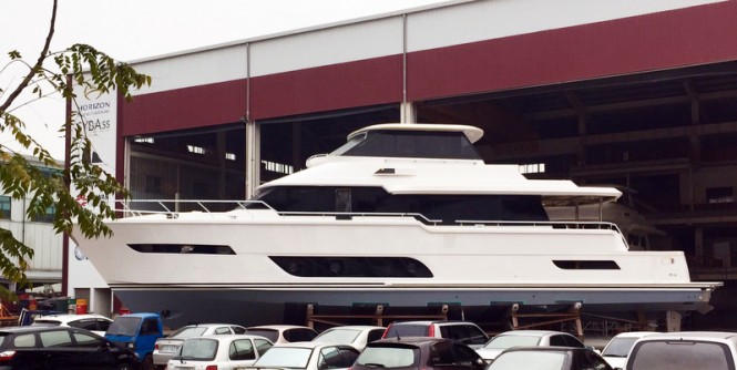 Horizon V80 Yacht - side view
