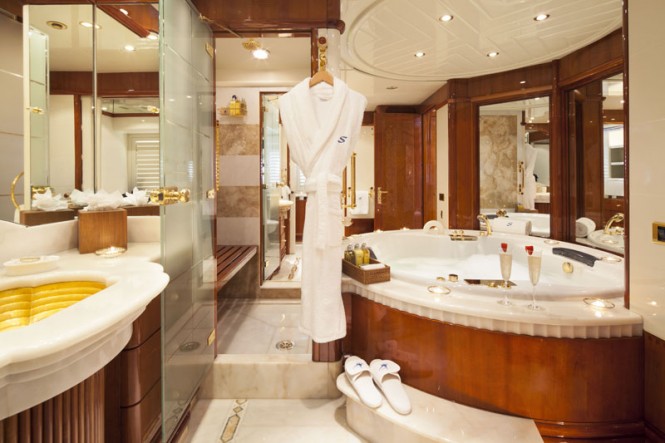 Motor Yacht STARFIRE - end your day with a hot bath