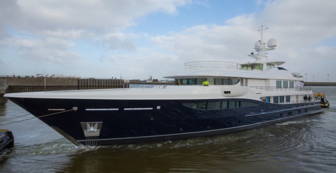 55m luxury yacht LA FAMILIA on the water