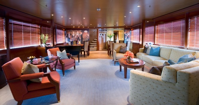 Luxury yacht PERLE BLEUE Main Saloon.