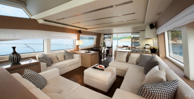 Luxury yacht Prestige 750 - Saloon