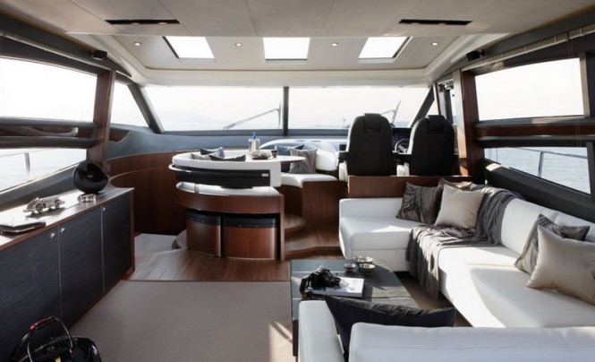 Luxury yacht Princess V72 - Saloon