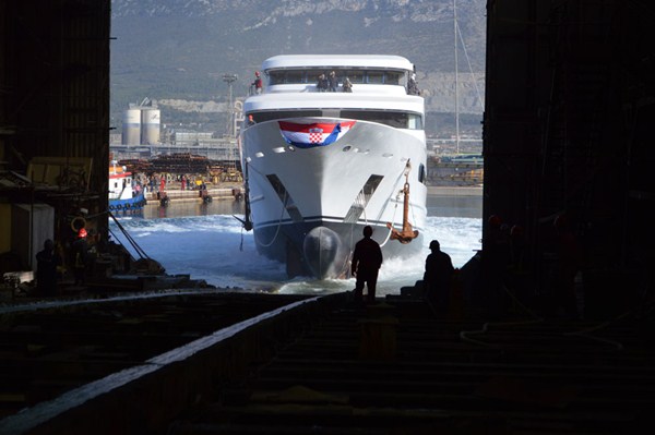 Superyacht Katina hitting the water - Photo by Brodosplit