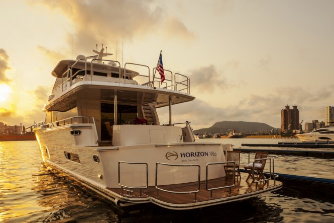 Horizon V80 Yacht - aft view