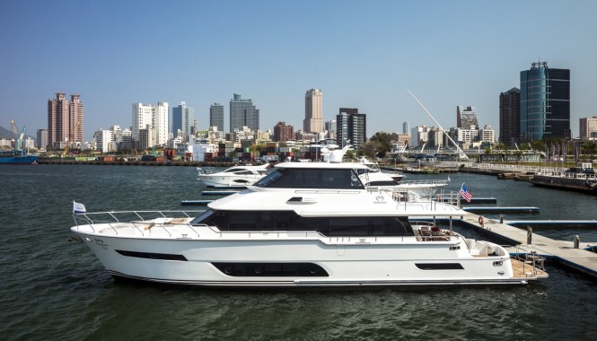 Horizon V80 cockpit skylounge yacht