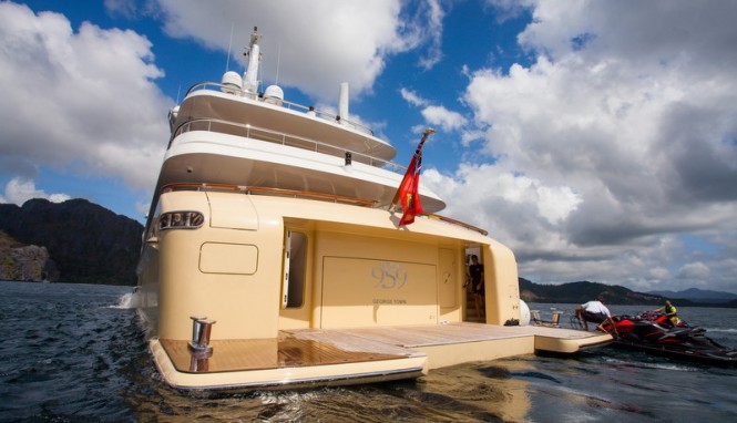Jade 959 Yacht - aft view