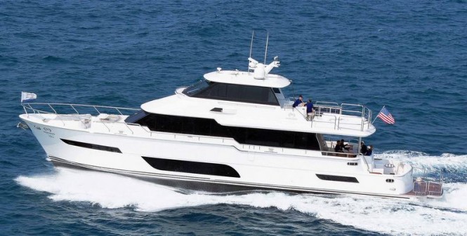 Luxury motor yacht Horizon V80 underway