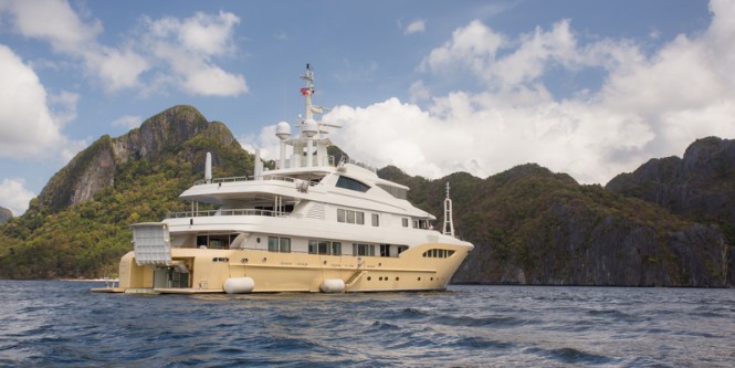 Luxury motor yacht Jade 959 - aft view