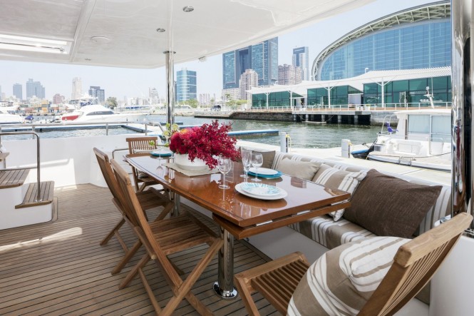 Luxury yacht Horizon V80 cockpit - Exterior