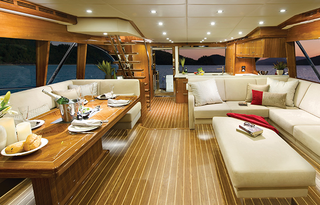 Luxury yacht Seabreeze - an opulent saloon comparable to a world-class resort