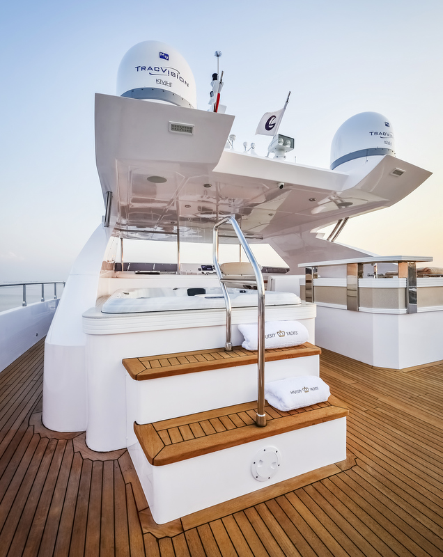 Majesty 105 Yacht - Flybridge Jacuzzi