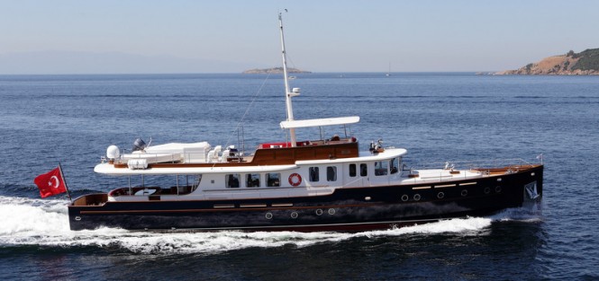 28,5m luxury yacht Darwin underway